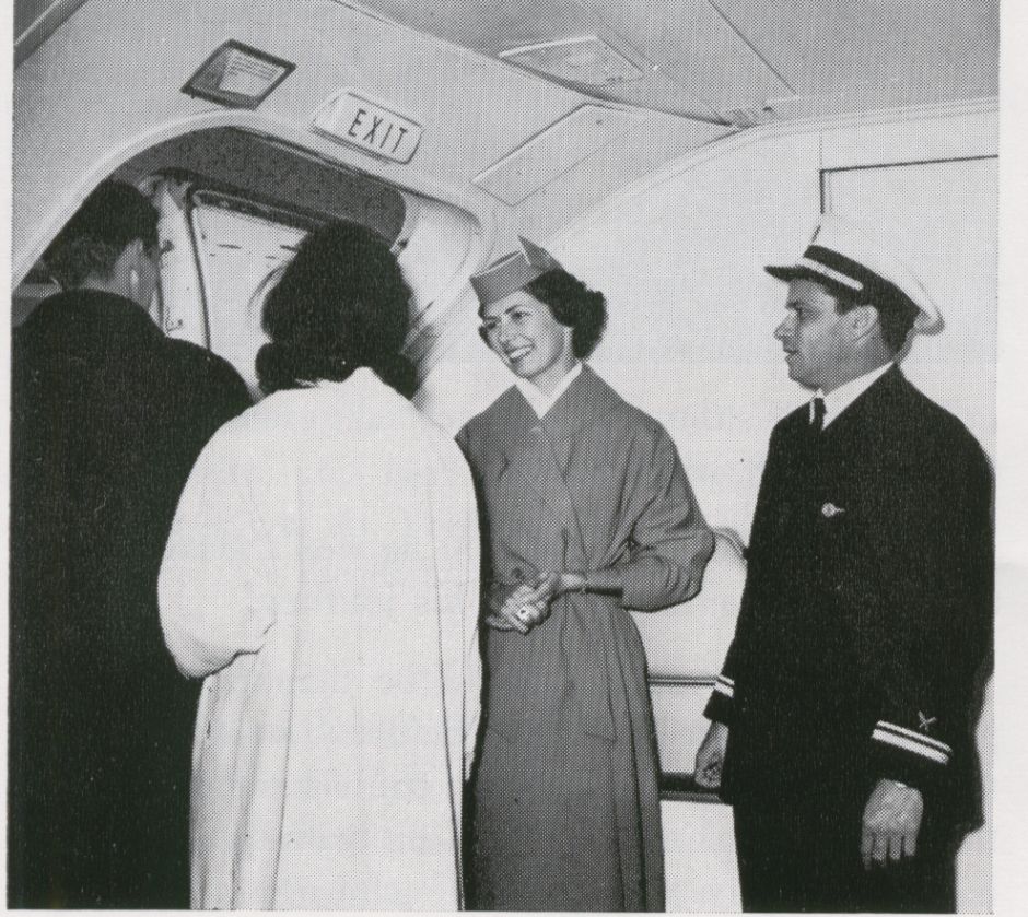 1959 Customers exiting a Pan Am Boeing 707 while crew members look on.